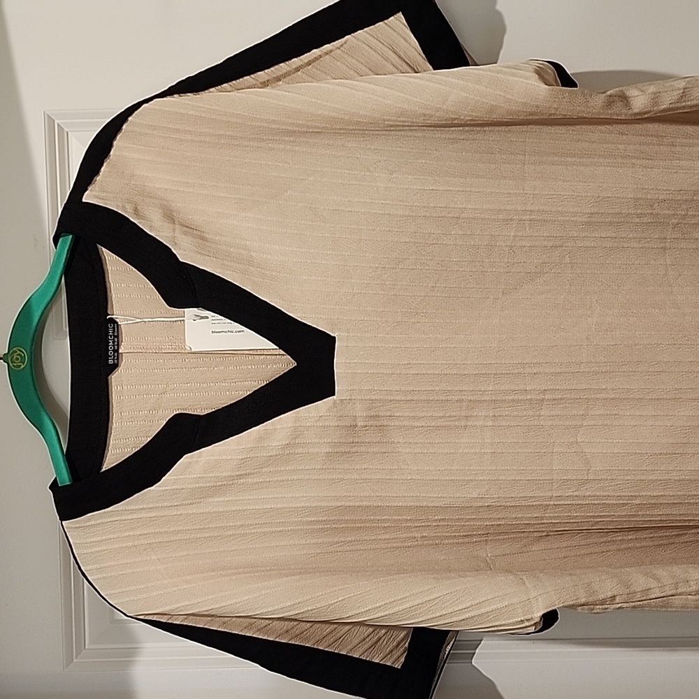 NEW Bloomchic textured tan blouse with black contrast accents 1x - Picture 3 of 5